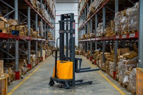 Штабелер гидравлический с электроподъемом 1,5 т 3,0 м XILIN CDD15B-E 12/120  В/Ач с раздвижными вилами в Екатеринбурге - avtopogruzchiki.com