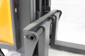 Штабелер гидравлический с электроподъемом 1,5 т 3,5 м XILIN CDD15B-E 12/120 В/Ач с раздвижными вилами в Екатеринбурге - avtopogruzchiki.com