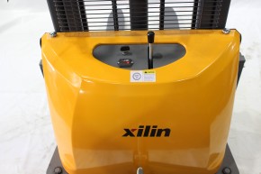 Штабелер гидравлический с электроподъемом 1,5 т 3,5 м XILIN CDD15B-E 12/120 В/Ач с раздвижными вилами в Екатеринбурге - avtopogruzchiki.com