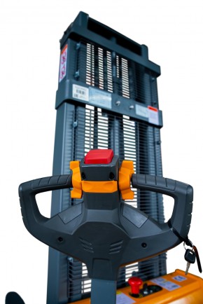 Штабелер самоходный 1,2 т 1,6 м XILIN CDD12R-EN 24/105 В/Ач с раздвижными вилами в Екатеринбурге - avtopogruzchiki.com