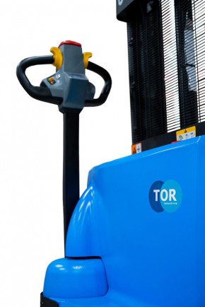 Штабелер самоходный 1,5 т 2,5 м TOR WS15H-2500SC PRO Li-ion 24/60 В/Ач контр. скорости подъема в Екатеринбурге - avtopogruzchiki.com