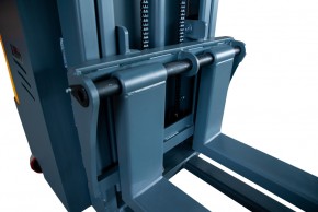 Штабелер самоходный 1,5 т 2,5 м XILIN CDD15K-EN  24/105 В/Ач с раздвижными вилами (с платформой) в Екатеринбурге - avtopogruzchiki.com