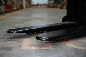 Штабелер самоходный 1,5 т 3,0 м TOR WS15H-3000SC PRO Li-ion 24/60 В/Ач контр. скорости подъема в Екатеринбурге - avtopogruzchiki.com