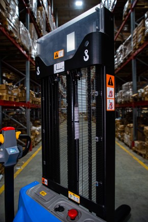 Штабелер самоходный 1,5 т 3,0 м TOR WS15H-3000SC PRO Li-ion 24/60 В/Ач контр. скорости подъема в Екатеринбурге - avtopogruzchiki.com