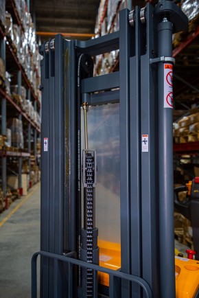 Штабелер самоходный 1,5 т 4,5 м XILIN CDDR15-III 24/200 В/Ач в Екатеринбурге - avtopogruzchiki.com