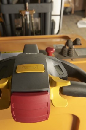 Штабелер самоходный 1,5 т 4,5 м XILIN CPD15R с наклоном мачты и противовесом 24/320 В/Ач в Екатеринбурге - avtopogruzchiki.com