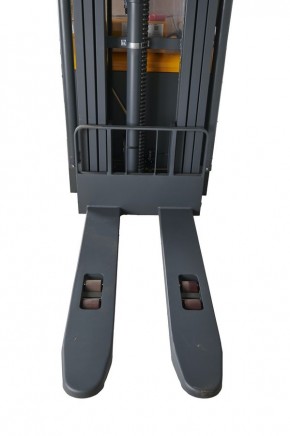 Штабелер самоходный 1,5 т 5,6 м XILIN CDDR15-III 24/200 В/Ач (сопровождаемый) в Екатеринбурге - avtopogruzchiki.com