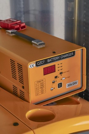 Штабелер самоходный 1,5 т 5,6 м XILIN CDDR15-III 24/200 В/Ач (сопровождаемый) в Екатеринбурге - avtopogruzchiki.com