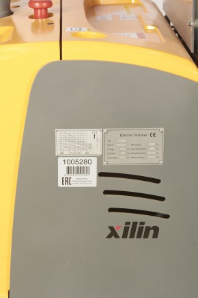 Штабелер самоходный 2,0 т 4,5 м XILIN CDDK20 24/300 В/Ач ЭУР, контроль скорости, выдвижные опоры (с платформой) в Екатеринбурге - avtopogruzchiki.com
