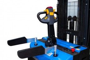 Штабелер самоходный 2,0 т 5,5 м TOR ES20T4 24/210 В/Ач ЭУР, Curtis, H-мачта (с платформой) в Екатеринбурге - avtopogruzchiki.com