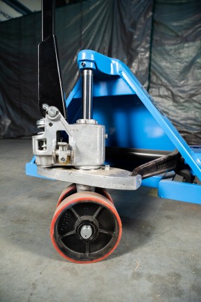 Тележка гидравлическая широковильная 2500 кг 1220х685 мм полиуретановые колеса TOR RHP в Екатеринбурге - avtopogruzchiki.com